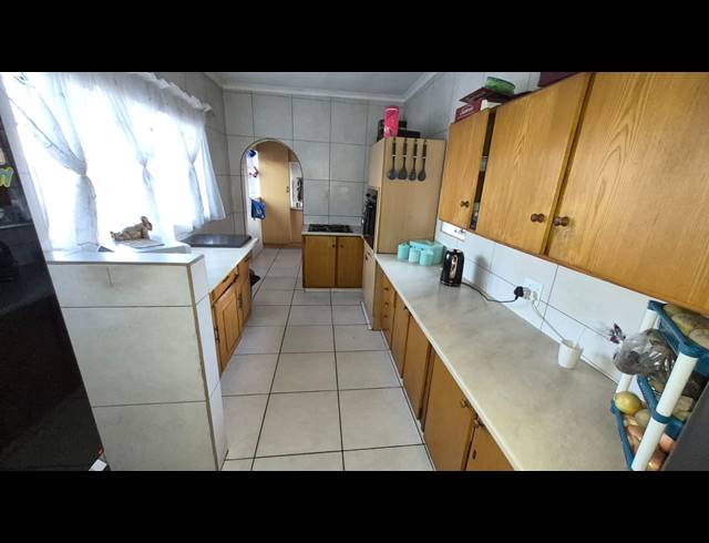 3 BEDROOM HOUSE TO LET IN MODEL PARK